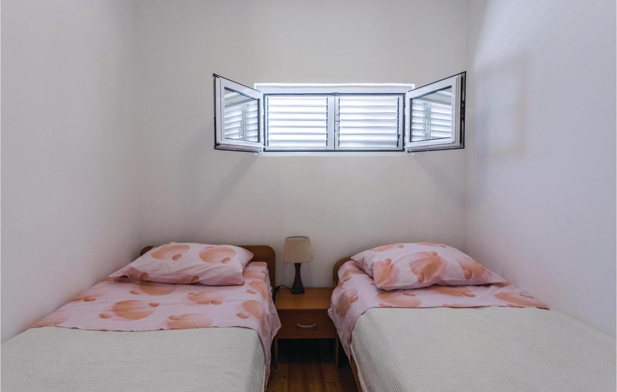 Awesome Apartment In Klek With Kitchen Bagian luar foto