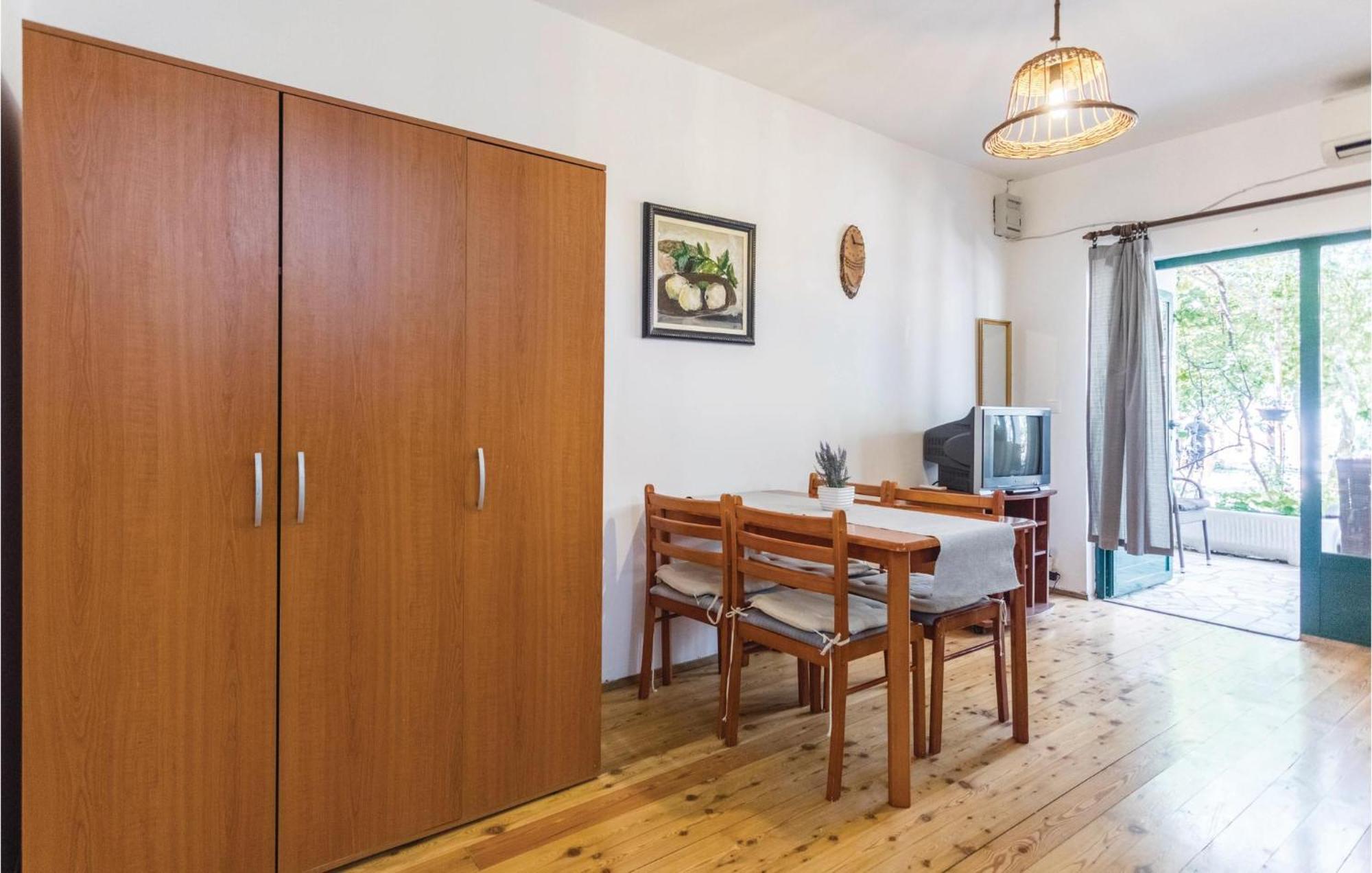 Awesome Apartment In Klek With Kitchen Bagian luar foto